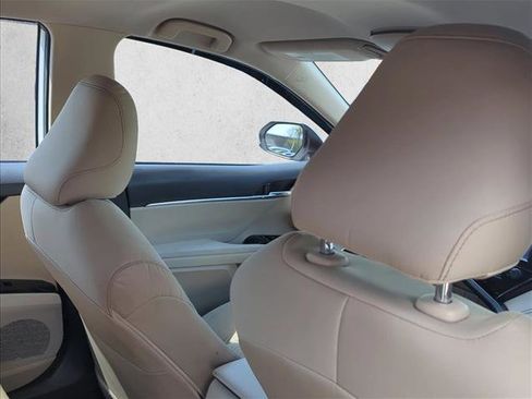 Used 2019 Toyota Camry LE image 19