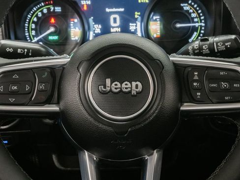 Used 2025 Jeep Wrangler Unlimited Sahara AWD/4WD image 16