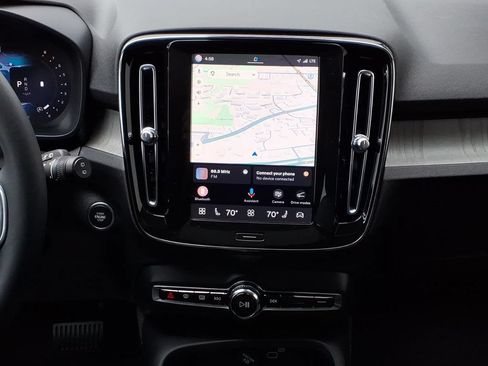 Certified 2025 Volvo XC40 B5 Plus AWD/4WD image 14