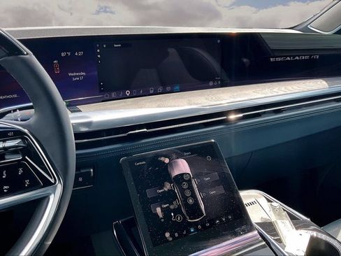 Certified 2025 Cadillac Escalade IQ Sport 2 AWD/4WD image 9