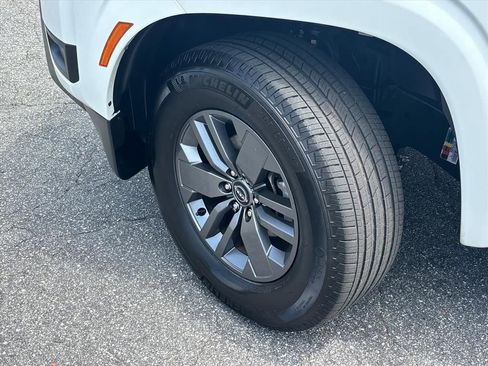 Used 2025 Nissan Frontier SV RWD image 27