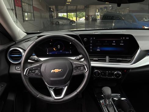 Used 2025 Chevrolet Trax LT w/ LT Convenience Package FWD image 13