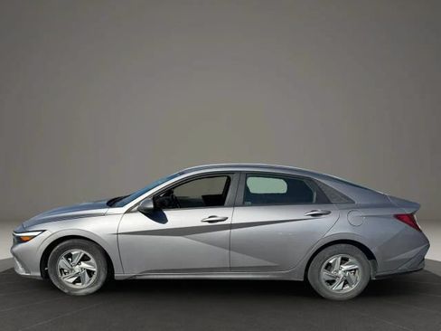 Used 2024 Hyundai Elantra SE FWD image 2