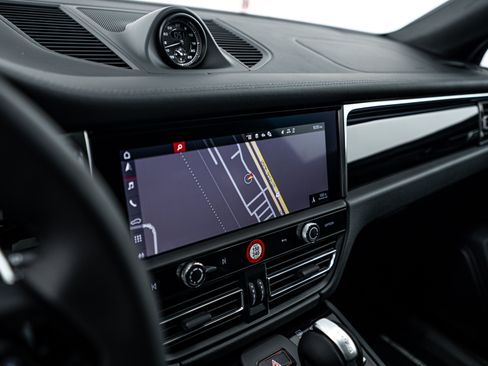 Certified 2025 Porsche Macan Turbo image 15