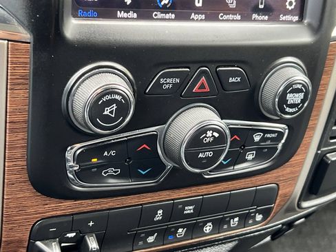 Used 2018 RAM 1500 Laramie AWD/4WD image 19