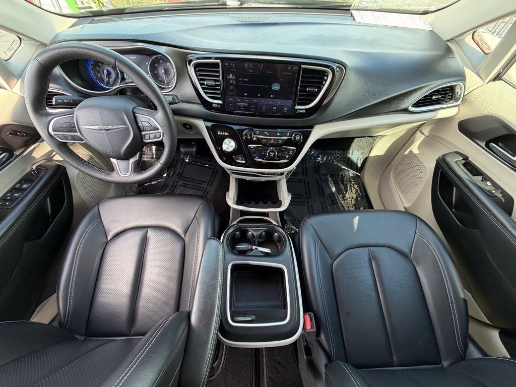 Used 2024 Chrysler Pacifica Touring-L FWD image 17