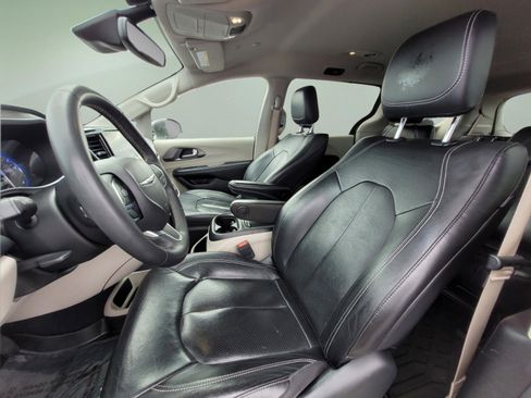 Used 2022 Chrysler Pacifica Touring-L FWD image 27