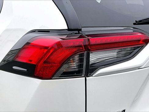 Used 2021 Toyota RAV4 XLE Premium image 30