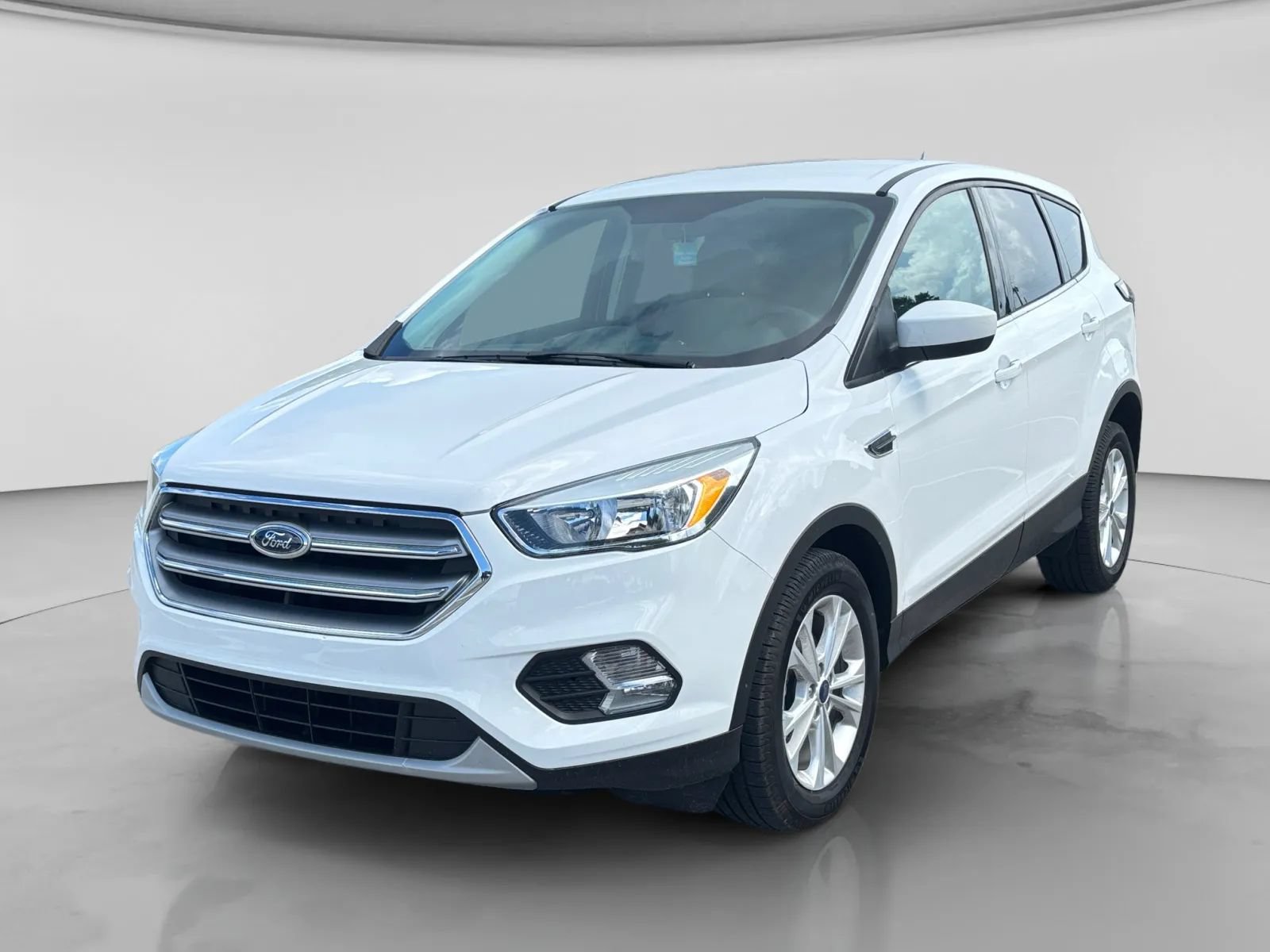 Used 2017 Ford Escape SE FWD image 1