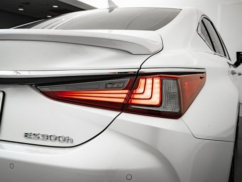 Certified 2025 Lexus ES 300h Ultra Luxury w/ Accessory Package (Z1) image 9