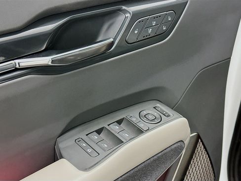 Used 2024 Kia EV9 Land image 15