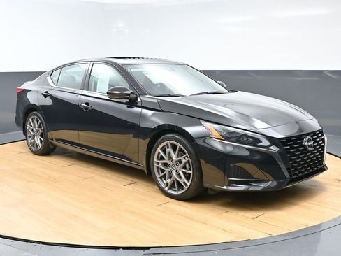 Used 2024 Nissan Altima 2.0 SR FWD image 3