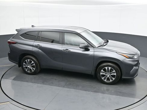 Used 2024 Toyota Highlander XLE AWD/4WD image 23