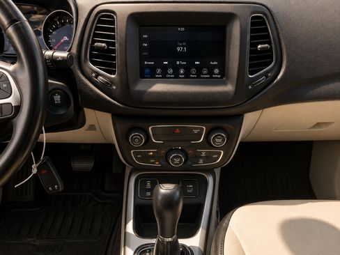 Used 2018 Jeep Compass Latitude w/ Popular Equipment Group FWD image 8