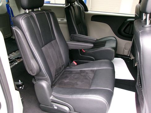 Used 2017 Dodge Grand Caravan SXT FWD image 10