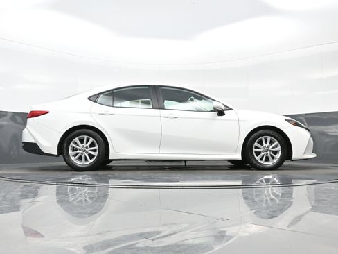Used 2025 Toyota Camry LE image 32