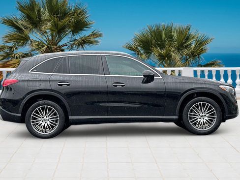 Used 2024 Mercedes-Benz GLC 300 image 3