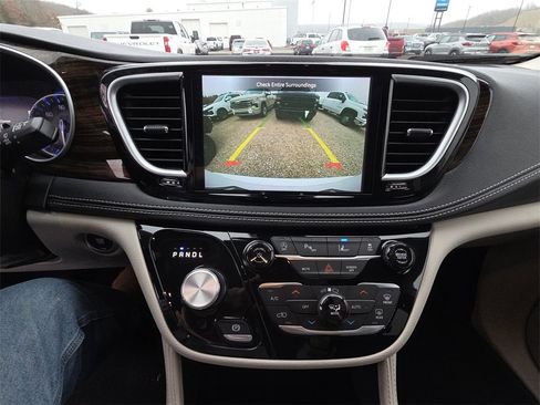 Used 2023 Chrysler Pacifica Limited image 12