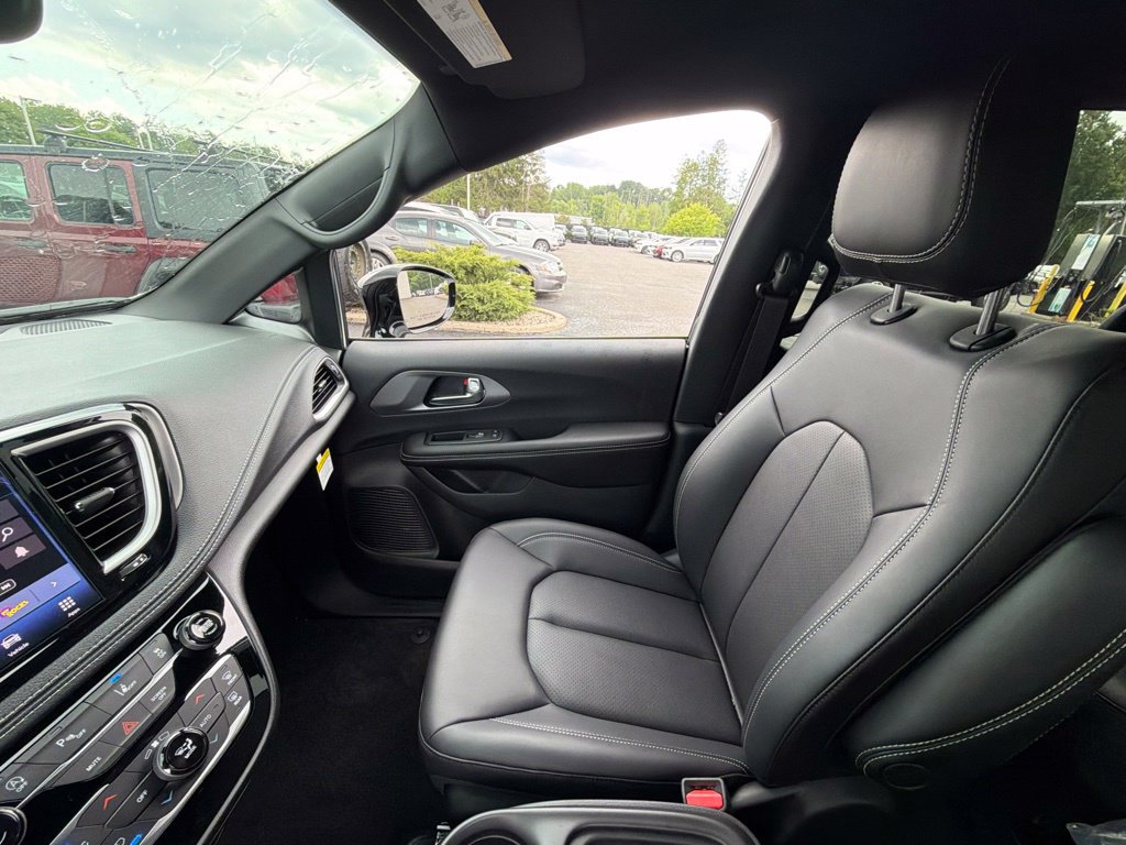 New 2027 Chrysler Pacifica Select AWD/4WD image 31
