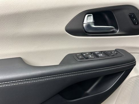 Used 2024 Chrysler Pacifica Touring-L image 35