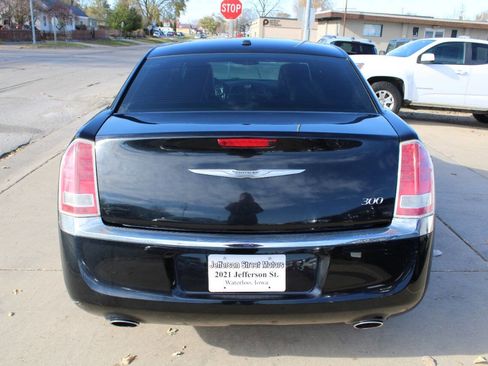 Used 2014 Chrysler 300 image 4