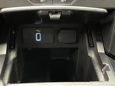 Used 2018 Ford Explorer XLT w/ Equipment Group 202A AWD/4WD image 26