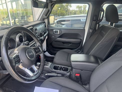 Used 2018 Jeep Wrangler Unlimited Sahara AWD/4WD image 4
