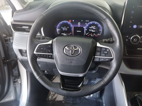 Used 2023 Toyota Highlander Limited image 7