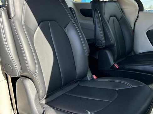 Used 2024 Chrysler Pacifica Select image 17