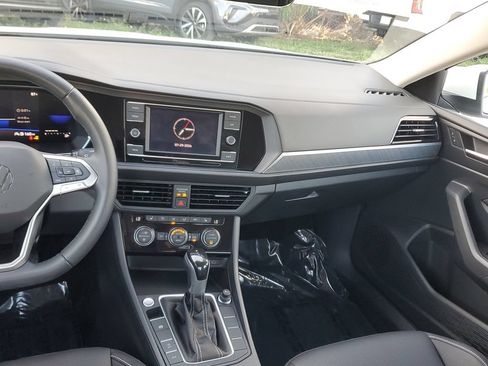 Certified 2023 Volkswagen Jetta SE FWD image 20