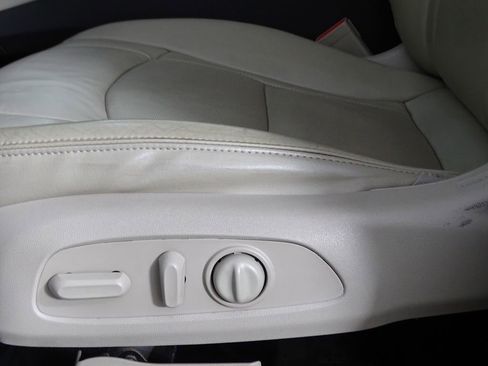 Used 2020 Buick Enclave Essence w/ LPO, Luxury Package image 19