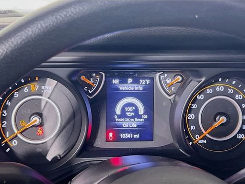 Used 2025 Jeep Gladiator Sport image 12