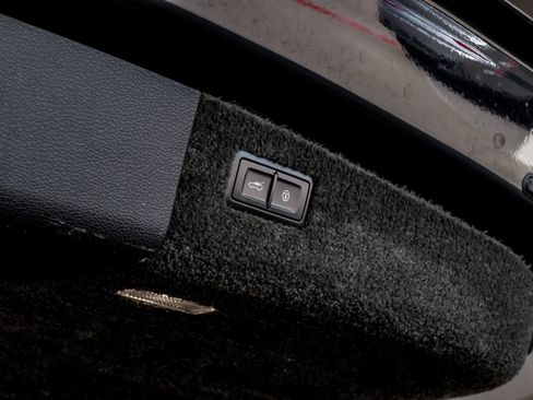 Used 2017 Bentley Bentayga image 55