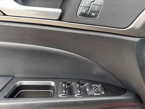 Used 2017 Ford Fusion SE w/ Fusion SE Technology Package image 12