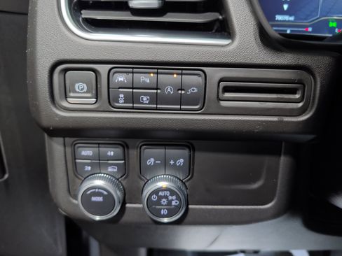 Used 2022 GMC Yukon SLT w/ SLT Premium Package image 9