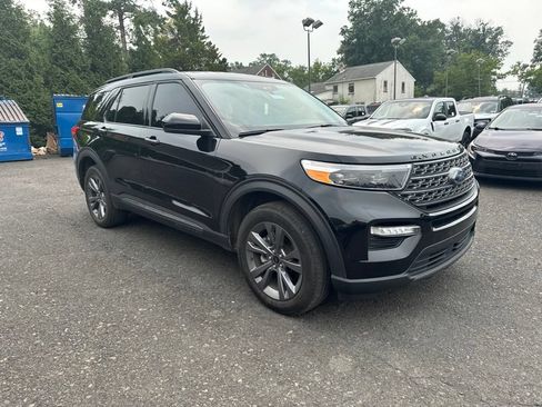 Used 2023 Ford Explorer XLT w/ Equipment Group 202A AWD/4WD image 3