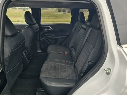 Used 2024 Mitsubishi Outlander SE image 11