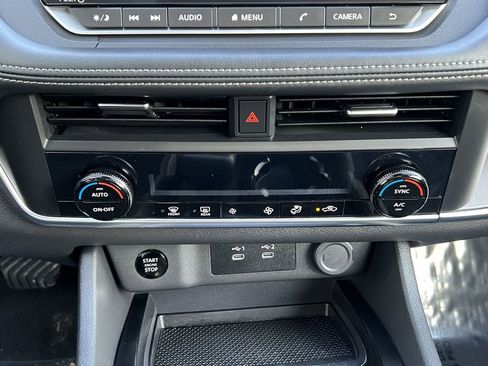 Used 2024 Nissan Rogue SV image 29