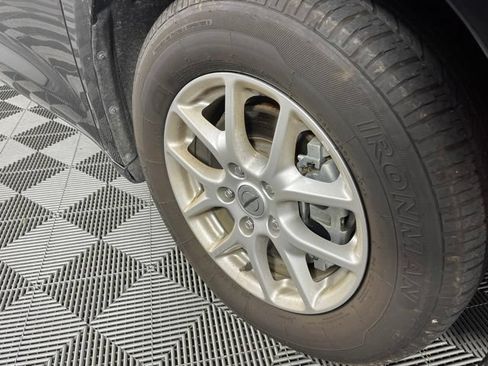 Used 2023 Chrysler Pacifica Touring-L FWD image 16