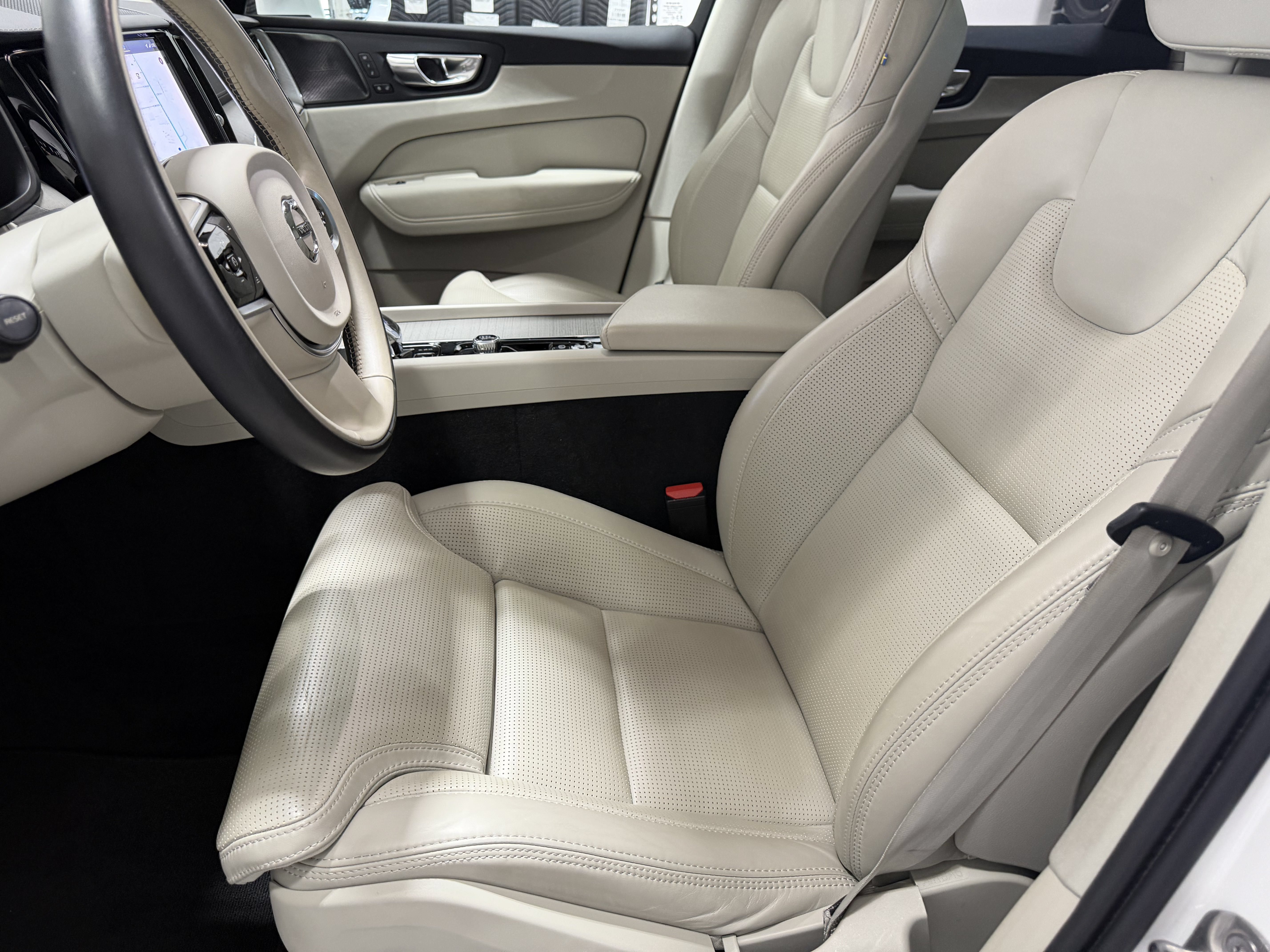 Used 2023 Volvo XC60 B5 Ultimate w/ Climate Package FWD image 10