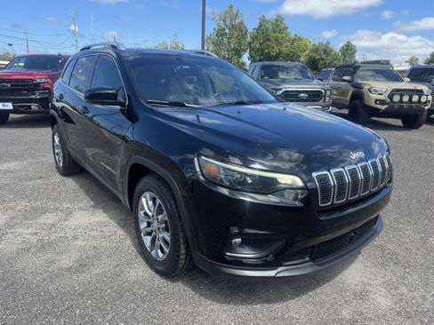 Used 2021 Jeep Cherokee Latitude Plus w/ Sun & Sound Group FWD image 3
