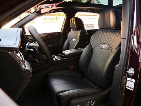 Used 2022 Bentley Bentayga image 18