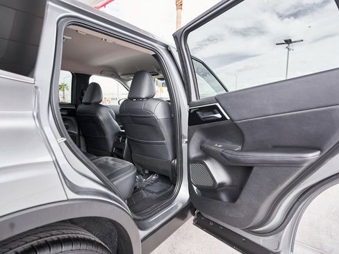 Used 2024 Mitsubishi Outlander SE image 15