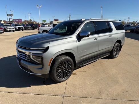 New 2026 Chevrolet Suburban Premier image 2