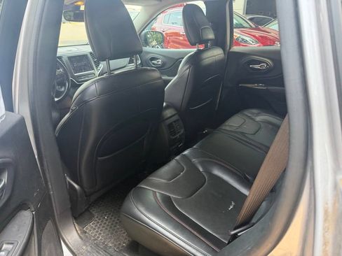 Used 2020 Jeep Cherokee Trailhawk AWD/4WD image 19