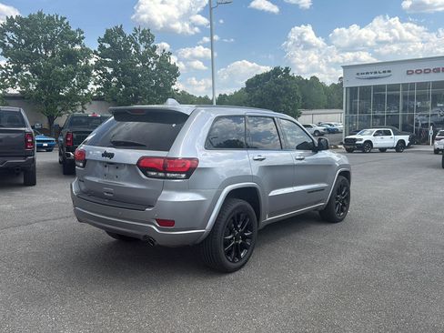 Used 2019 Jeep Grand Cherokee Altitude AWD/4WD image 6