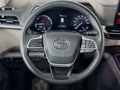 Used 2024 Toyota Sienna XLE image 36