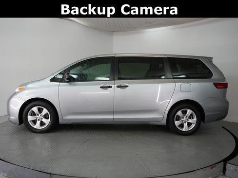 Used 2015 Toyota Sienna L image 4