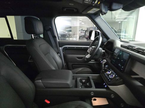 Used 2024 Land Rover Defender 110 SE image 10