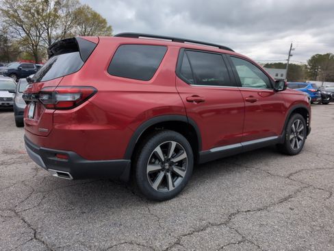 Certified 2025 Honda Pilot Touring image 4